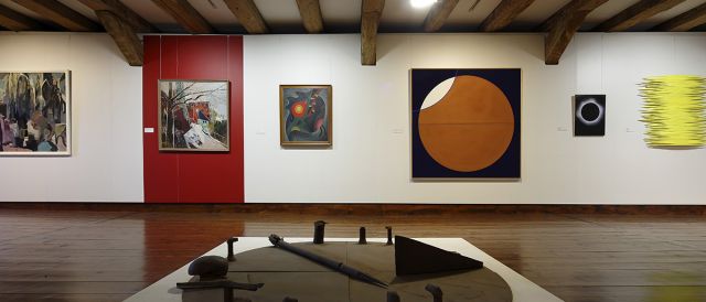 Gemälde in einer Ausstellung